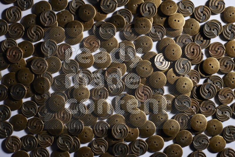 أزرار معدنية موضوعة علي خلفية رمادية