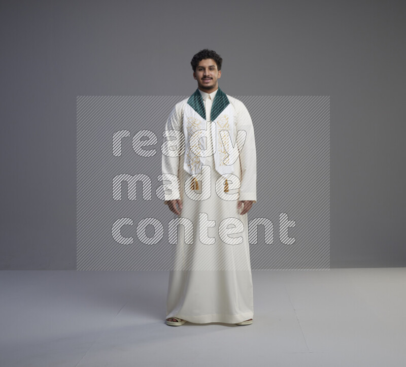 رجل سعودي يرتدي ثوب ابيض و شال يتفاعل مع الكاميرا