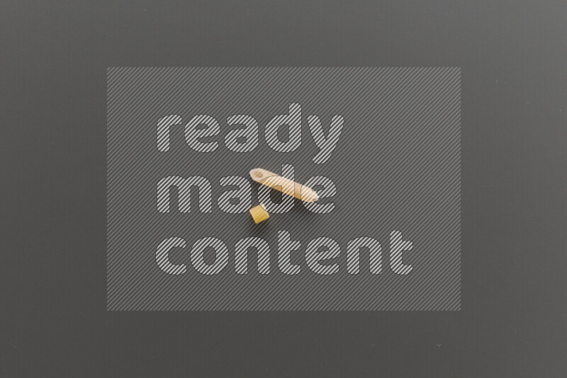 معكرونة مرمرية مع أنواع أخري من المعكرونة علي خلفية رمادية