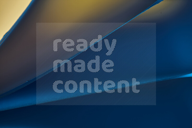 فن تجريدي يعرض منحنيات مع تدرجات الألوان الدافئة والباردة مكونه بضوء ملون