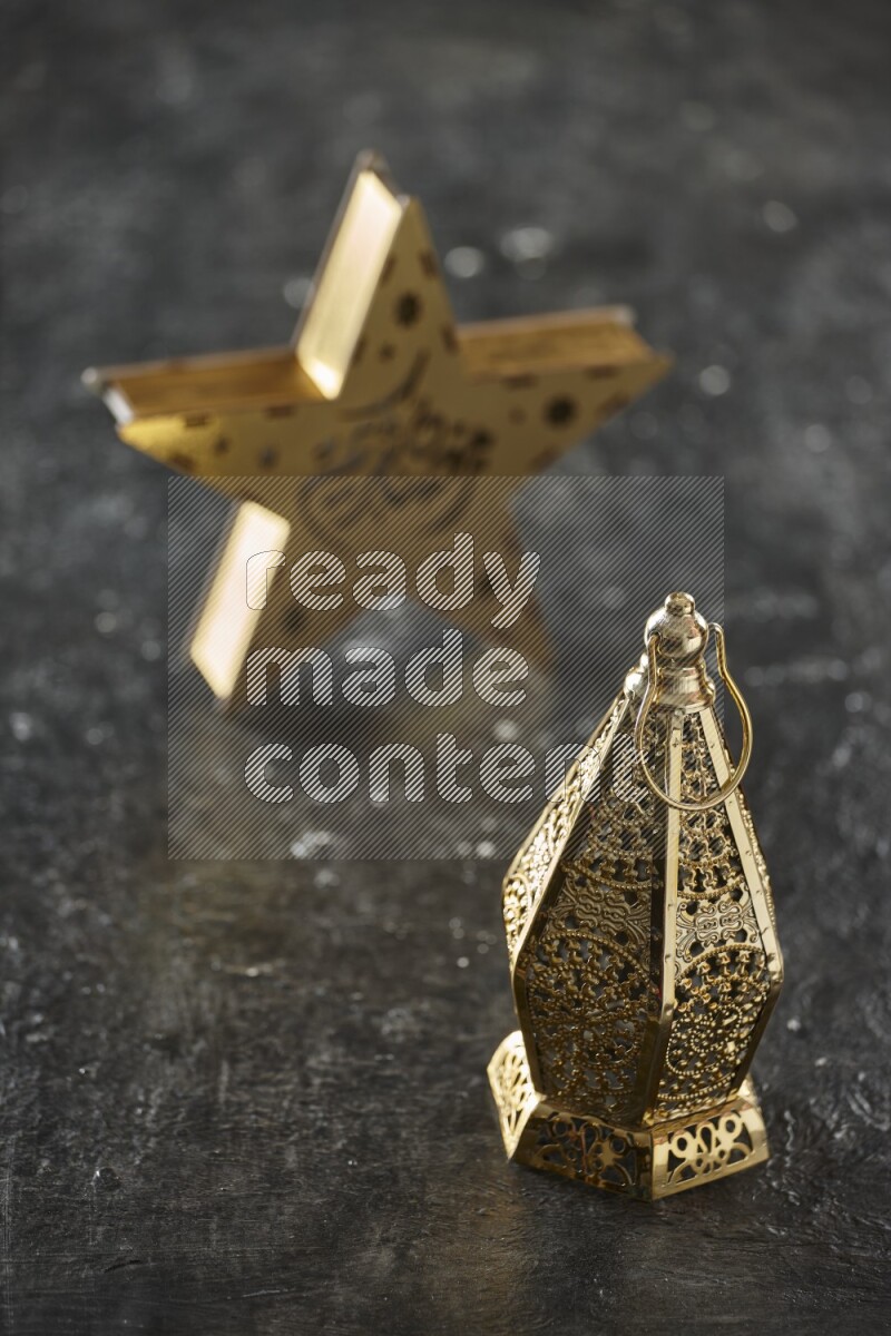 فانوس خشبي علي شكل نجمة مع فانوس رمضان كلاسيكي على خلفية سوداء