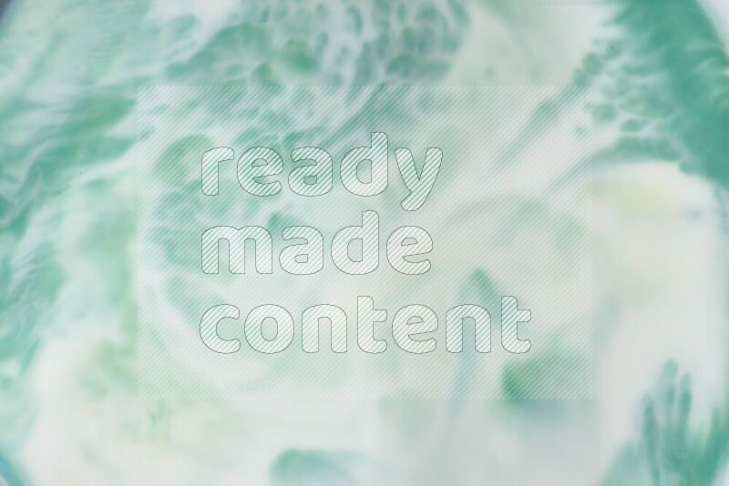 لقطة مقربة لأنماط دوامية بتدرجات اللون الأخضر