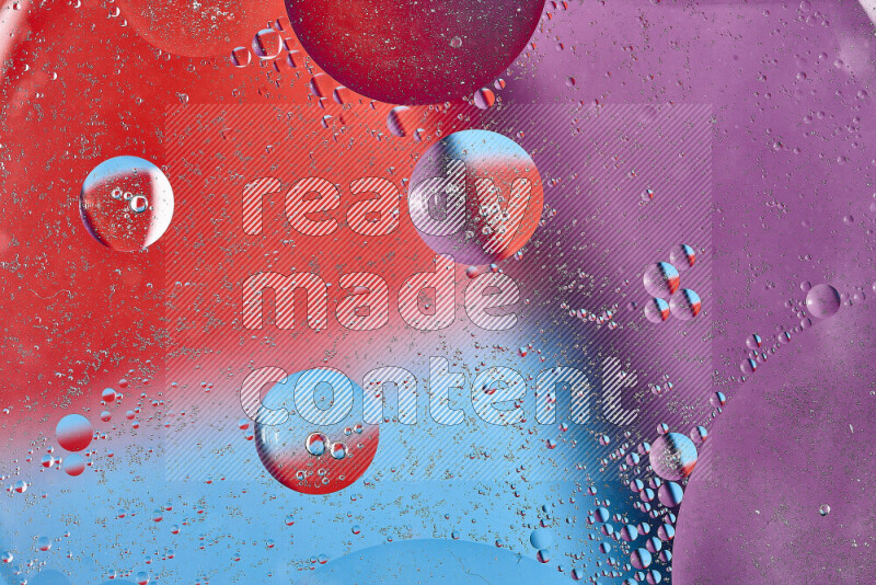 لقطات مقربة لفقاعات من الزيت على سطح الماء باللون الأزرق والأحمر والأرجواني