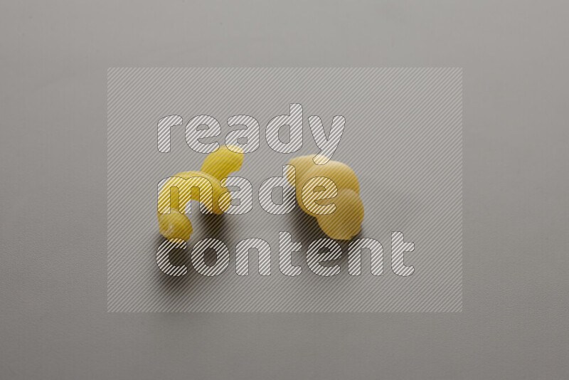 معكرونة تويست مع أنواع أخري من المعكرونة علي خلفية رمادية