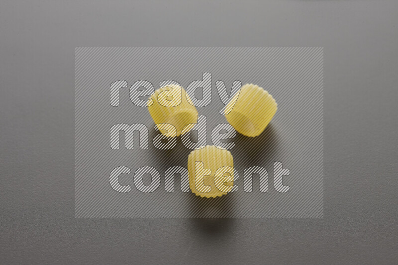 معكرونة خواتم علي خلفية رمادية