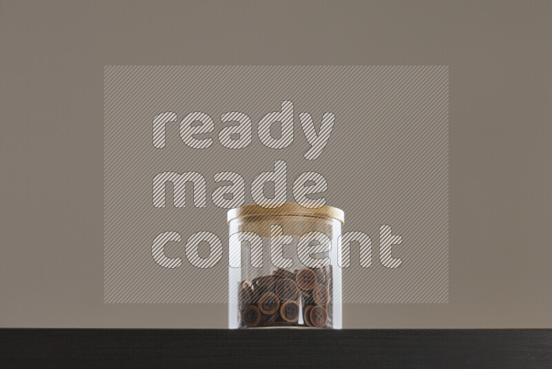 أزرار متنوعة في وعاء زجاجي علي خلفية سوداء