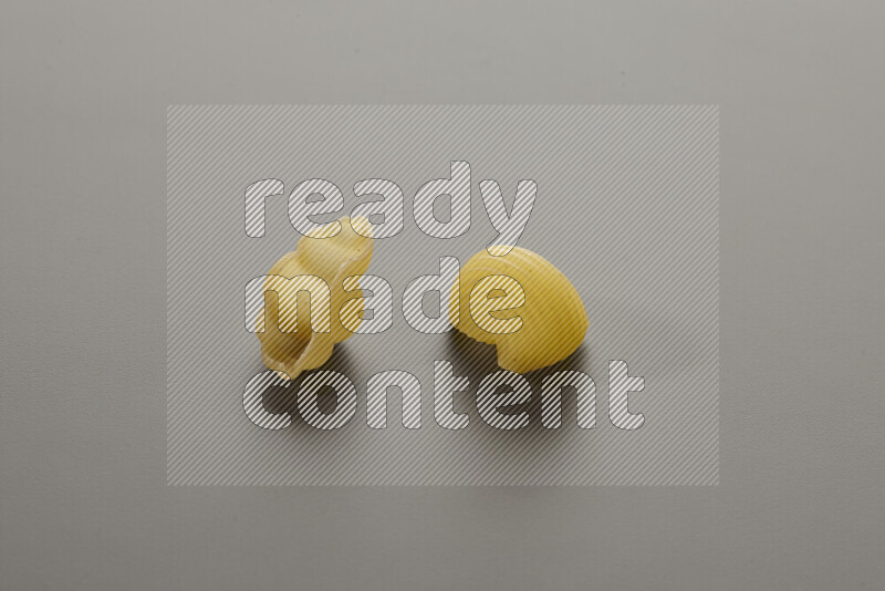 معكرونة قواقع مع أنواع أخري من المعكرونة علي خلفية رمادية