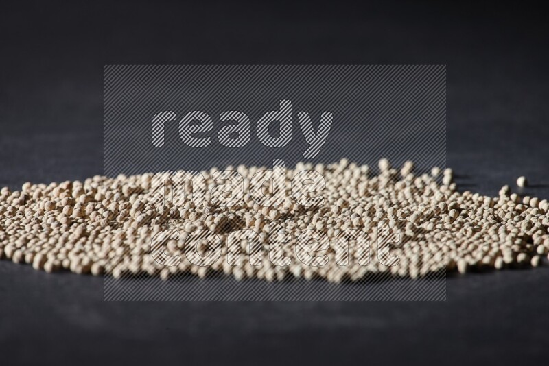 حبات الفلفل الأبيض علي أرضية سوداء