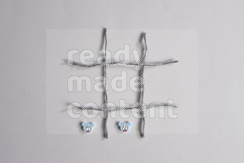 أزرار متعددة اﻷلوان موضوعة علي خلفية رمادية