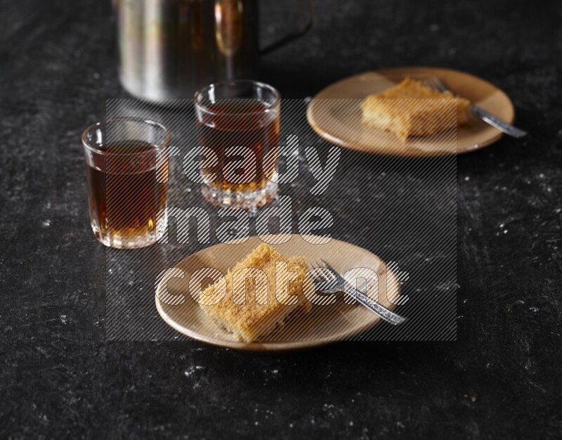 كنافة مع الشاي علي خلفية سوداء خشبية