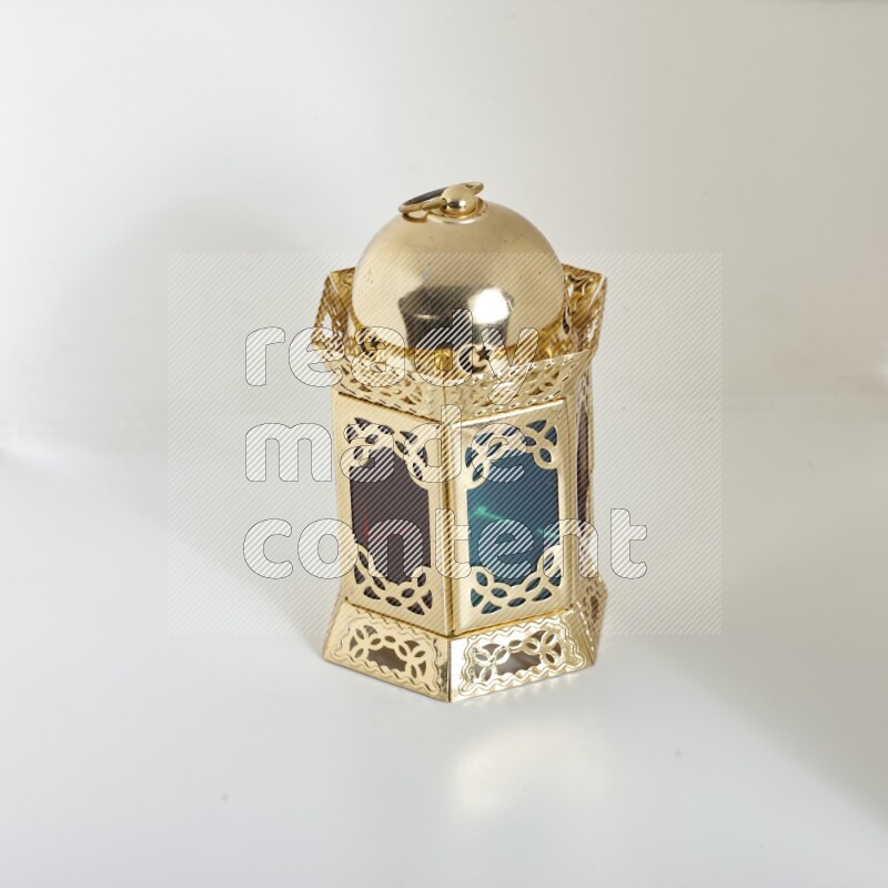 فانوس رمضان موضوع علي خلفية بيضاء