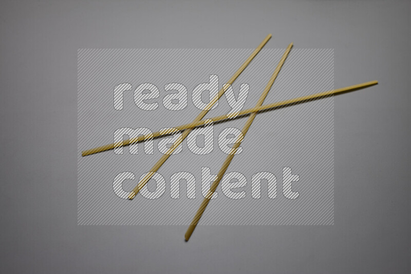 معكرونة شرايط علي خلفية رمادية