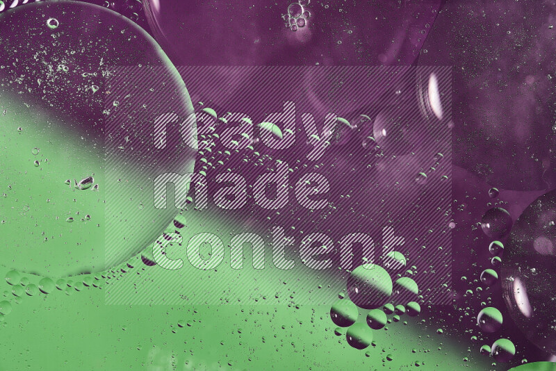 لقطات مقربة لفقاعات من الزيت على سطح الماء باللون الأخضر والأرجواني