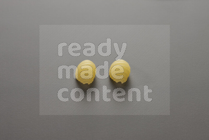 معكرونة ودعة علي خلفية رمادية