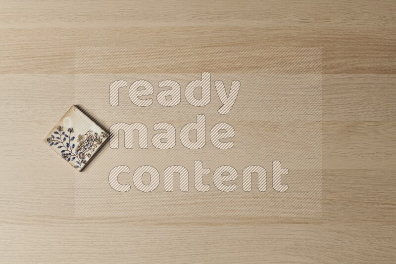 قواعد أكواب فخارية مزخرفة على خلفية خشبية فاتحة