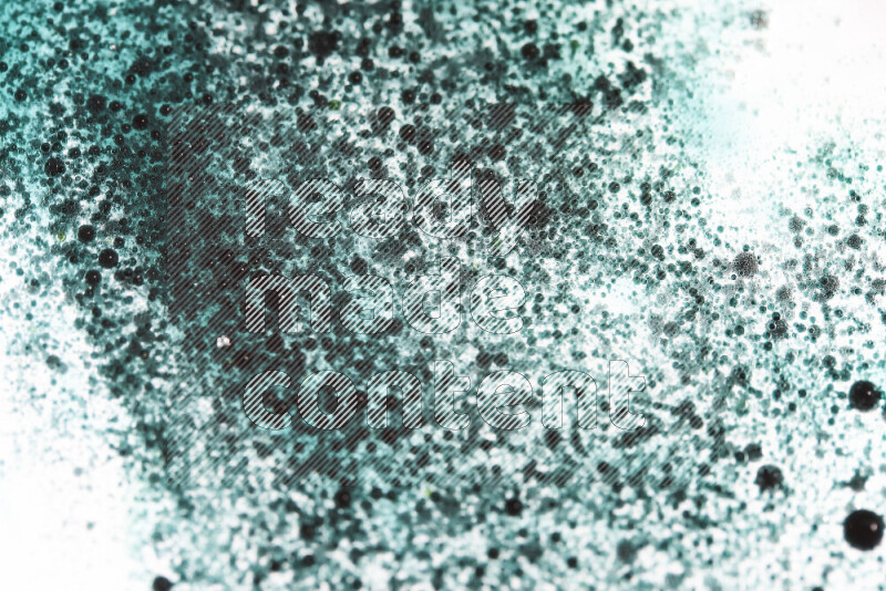 لقطات مقربة لقطرات ألوان مائية خضراء على سطح الزيت على خلفية بيضاء