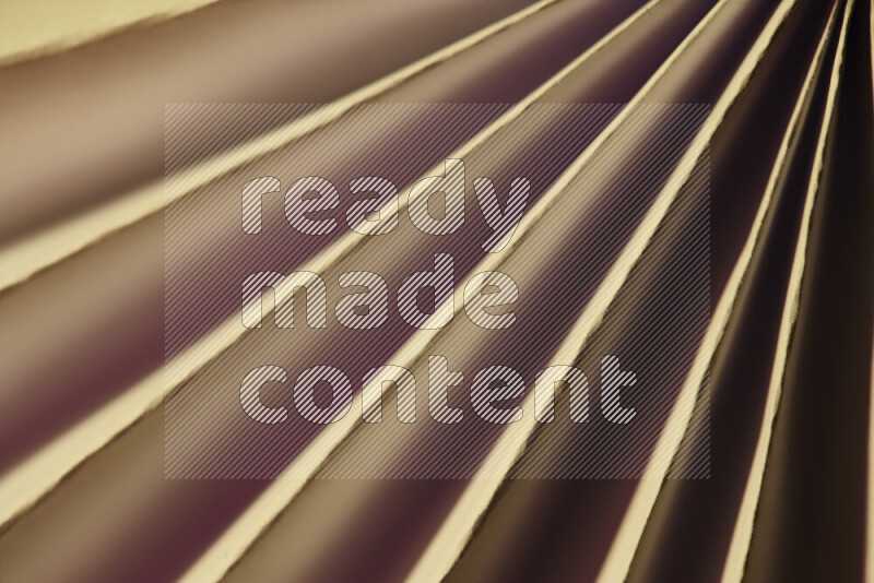 صورة تقدم نمط تجريدي ورقي من الخطوط المائلة بدرجات اللون الأحمر والذهبي