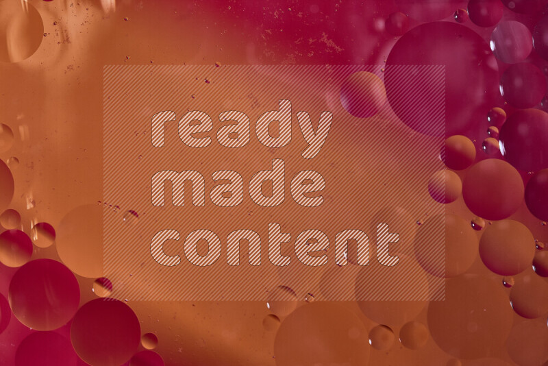 لقطات مقربة لفقاعات من الزيت على سطح الماء باللون الأحمر والبرتقالي