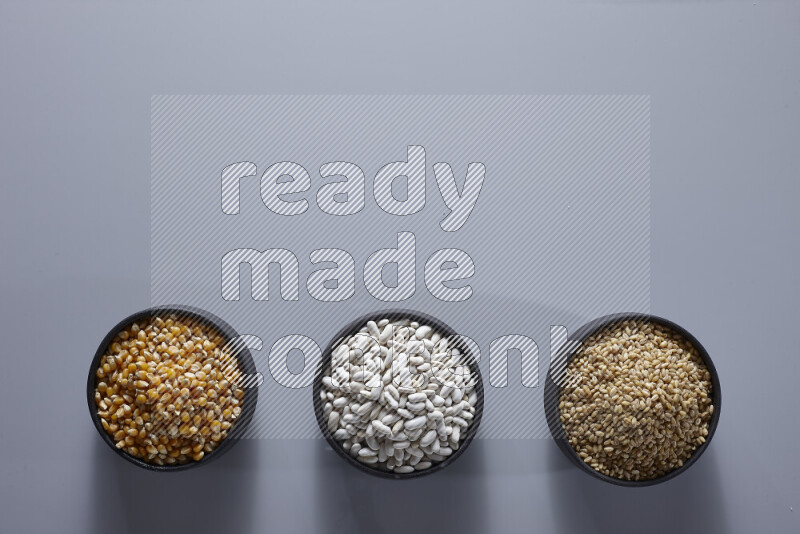 بقوليات في أوعية فخارية علي خلفية رمادية فاتحه