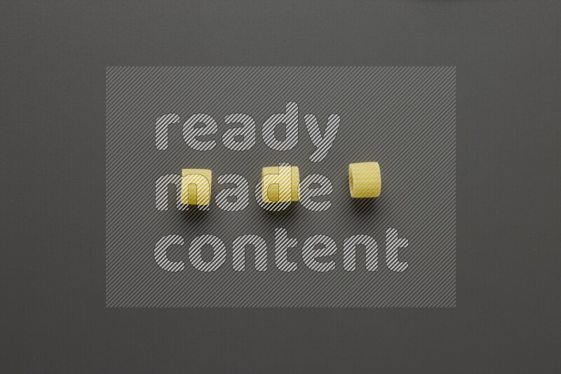 معكرونة خواتم علي خلفية رمادية