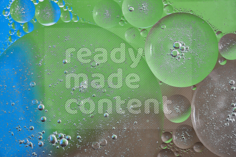 لقطات مقربة لفقاعات من الزيت على سطح الماء باللون البني والأخضر والأزرق