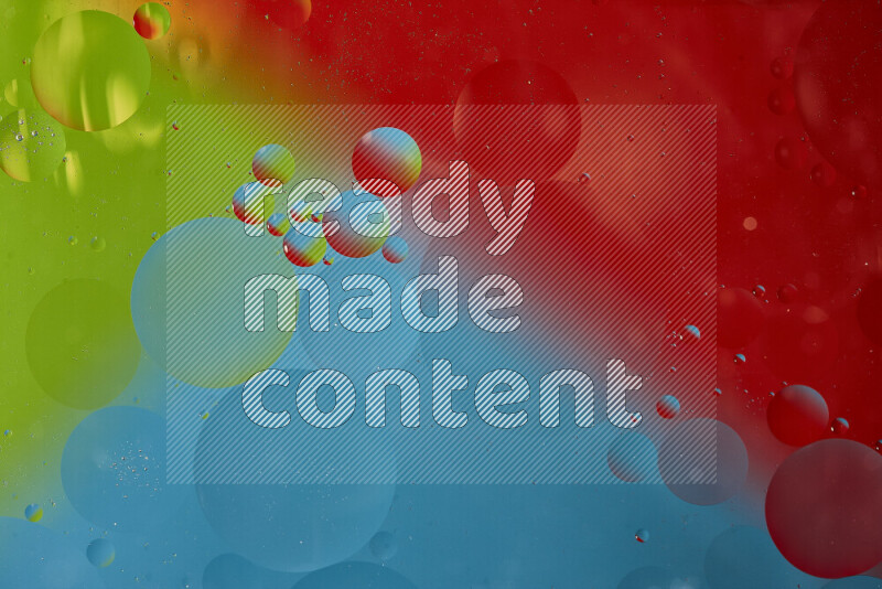 لقطات مقربة لفقاعات من الزيت على سطح الماء باللون الأزرق والأحمر والأخضر