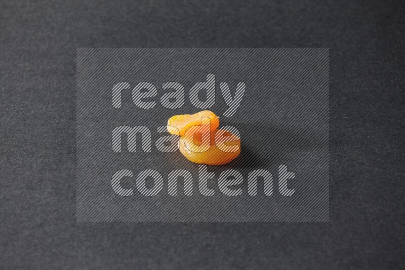 حبتان من المشمش المجفف على خلفية سوداء