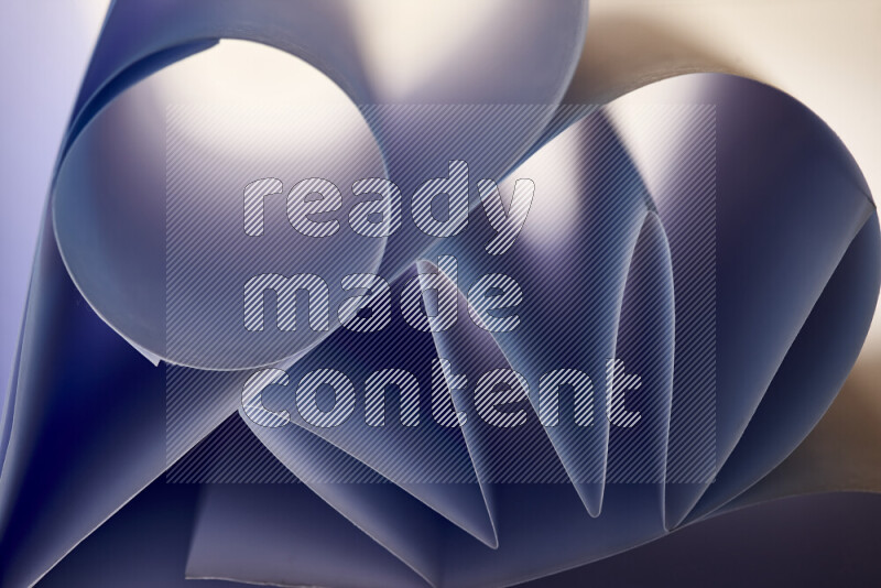 عرض فني لطيات الورق تخلق مزيج من الأشكال الهندسية، مضاءة بإضاءة ناعمة بدرجات اللون الأزرق