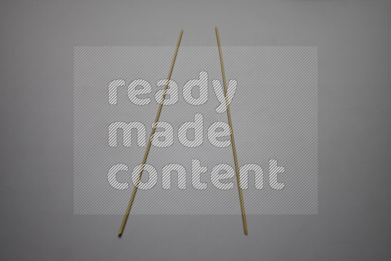 معكرونة إسباجيتي علي خلفية رمادية