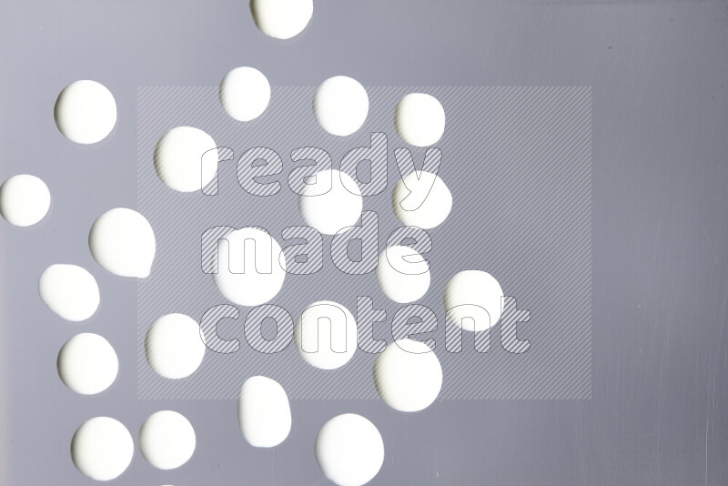 لقطات مقربة لقطرات من اللون الأبيض على الخلفية