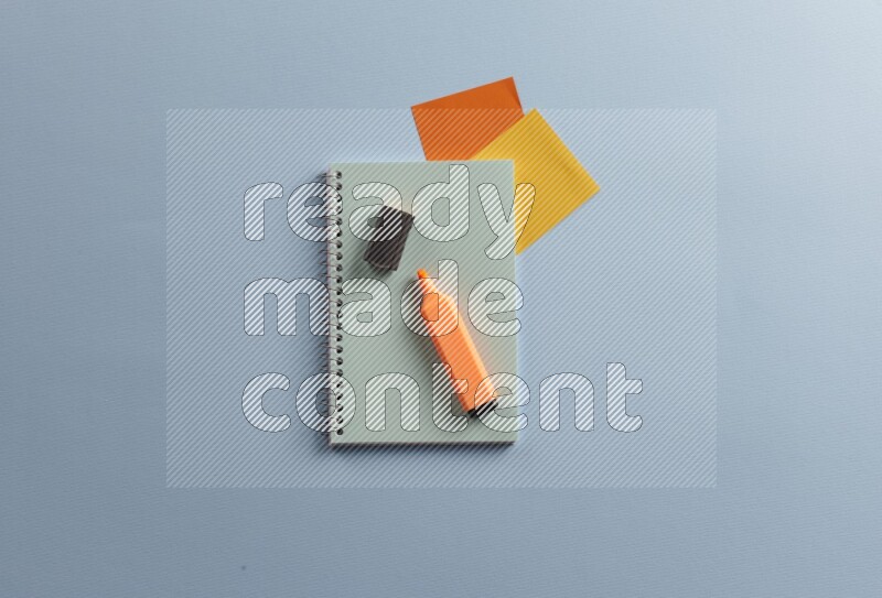 دفتر ملاحظات أزرق مع مستلزمات مدرسية مختلفة على خلفية زرقاء