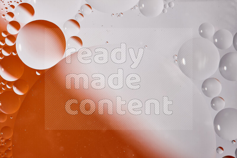 لقطات مقربة لفقاعات من الزيت على سطح الماء باللون الأبيض والبرتقالي