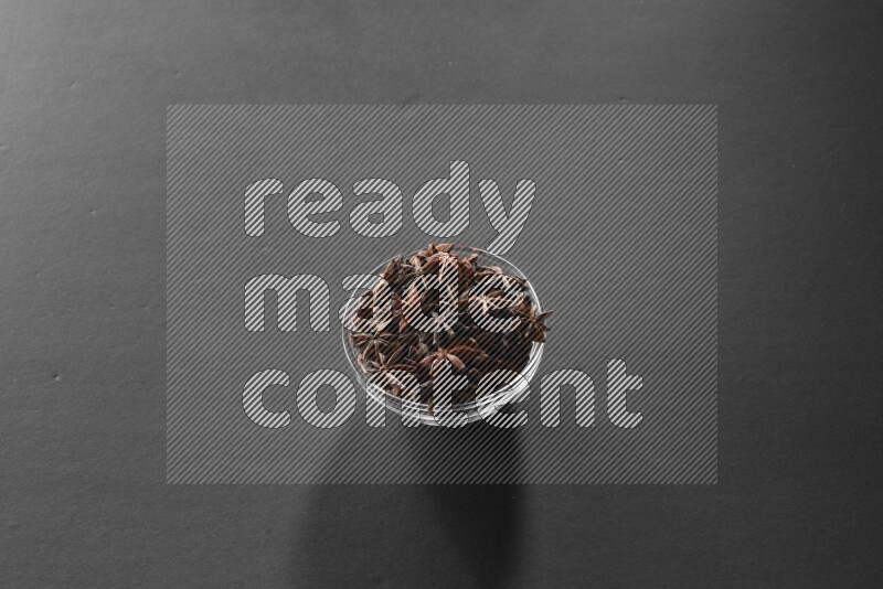 يانسون نجمي في وعاء زجاجي علي خلفية سوداء