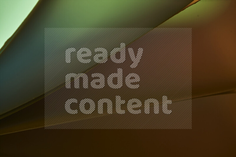 فن تجريدي يعرض منحنيات مع تدرجات الألوان الدافئة والباردة مكونه بضوء ملون