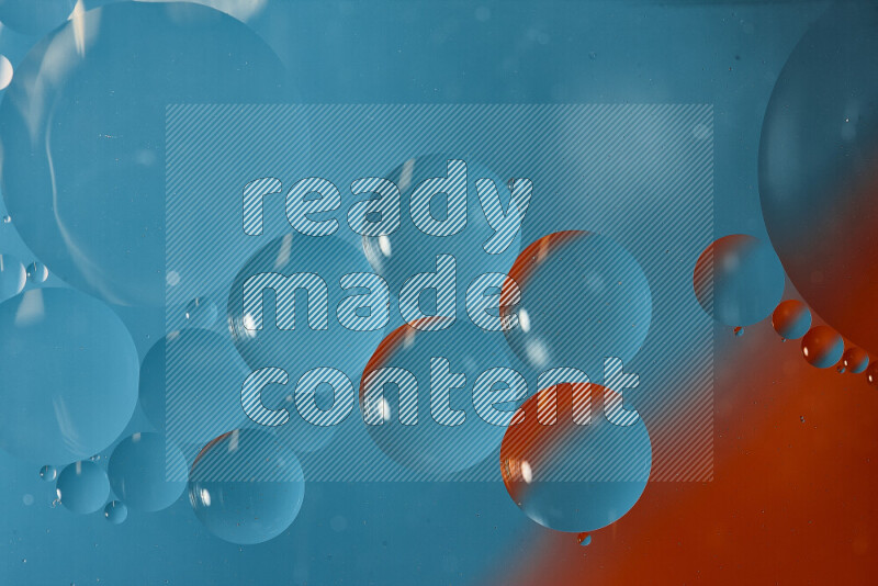 لقطات مقربة لفقاعات من الزيت على سطح الماء باللون الأزرق والبرتقالي