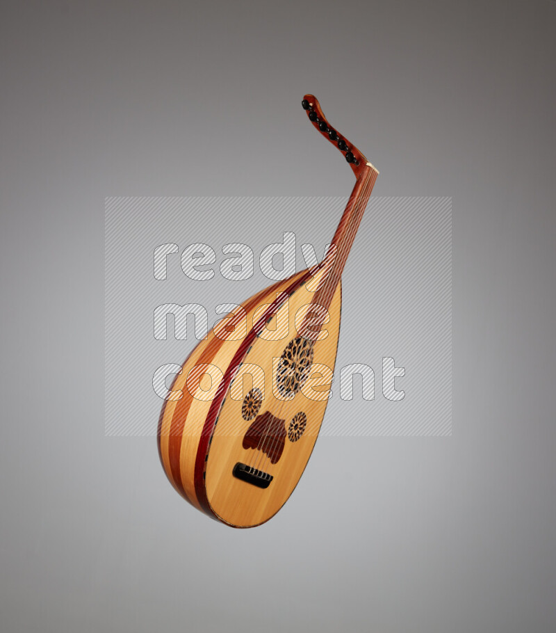 عودي خشبي بني على خلفية رمادية