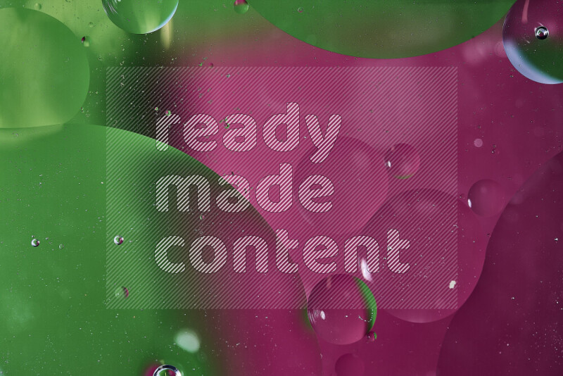 لقطات مقربة لفقاعات من الزيت على سطح الماء باللون الأخضر والوردي