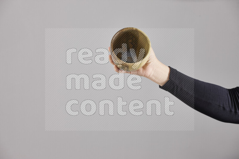 امرأة ترتدي عباءة سوداء تحمل أدوات فخارية مختلفة في أوضاع متعددة