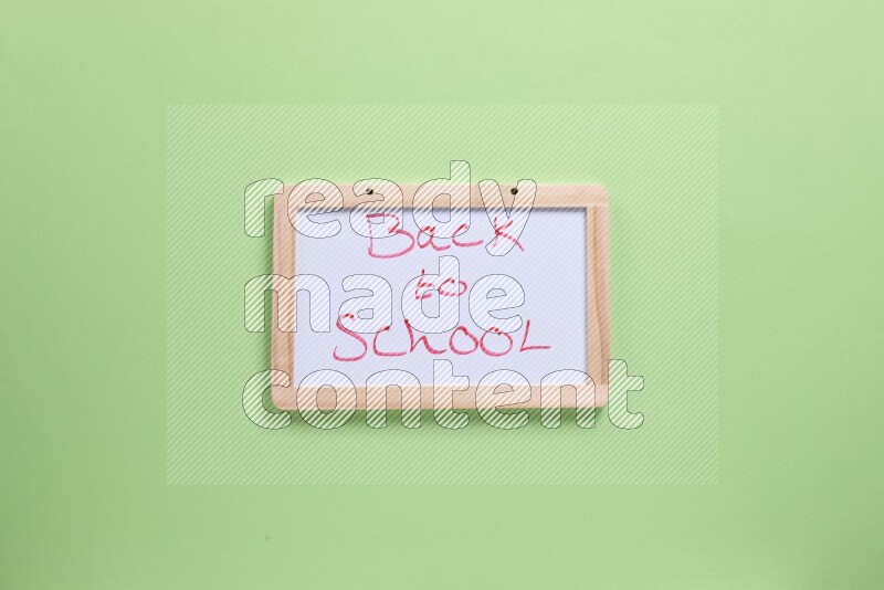 سبورة بيضاء علي خلفية خضراء