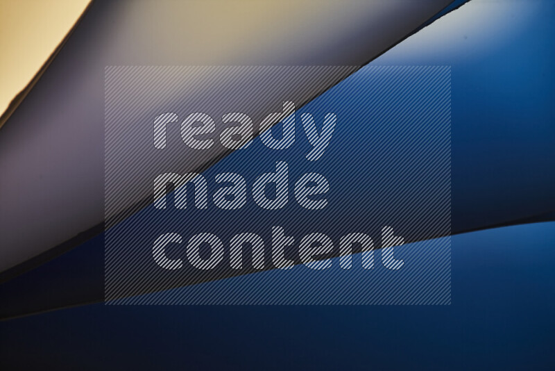 فن تجريدي يعرض منحنيات مع تدرجات الألوان الباردة مكونه بضوء ملون