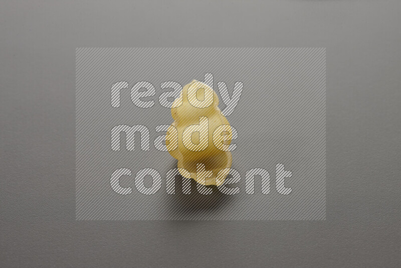 معكرونة قواقع علي خلفية رمادية