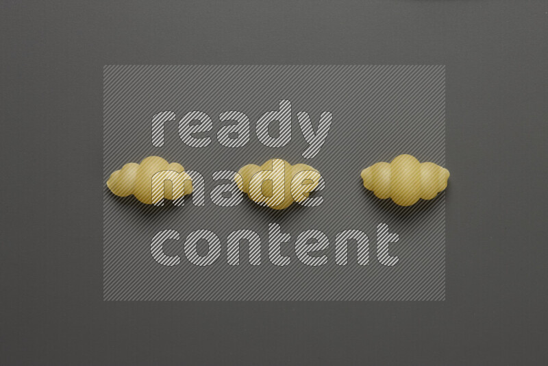 معكرونة قواقع علي خلفية رمادية