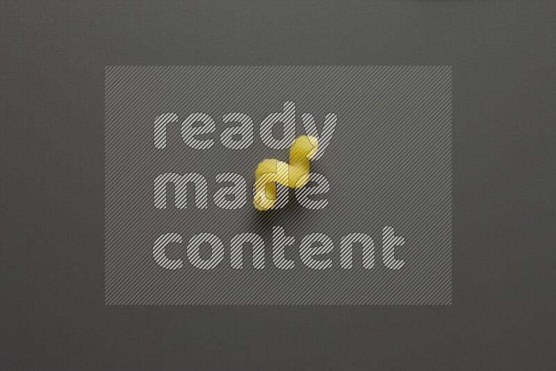 معكرونة تويست علي خلفية رمادية