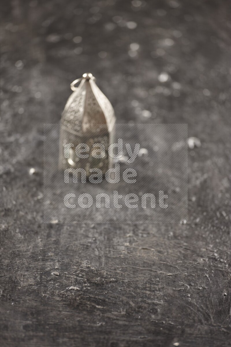 فانوس خارج إطار التركيز موضوع علي خلفية سوداء