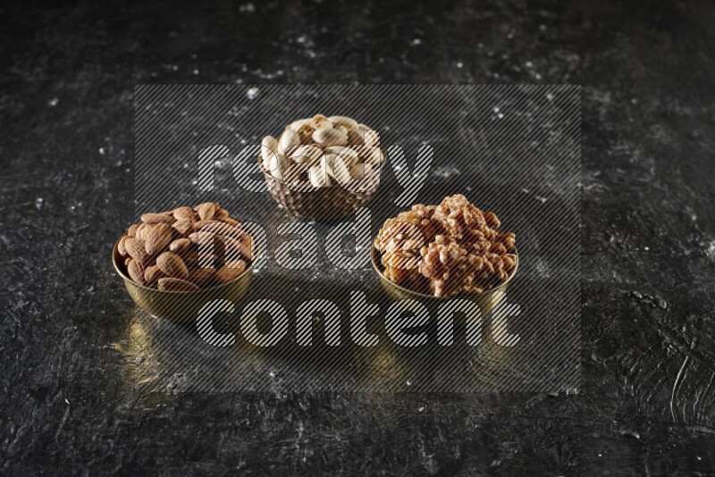 مكسرات في وعاء معدني علي خلفية سوداء