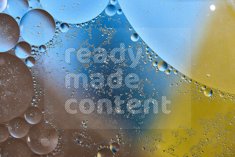 لقطات مقربة لفقاعات من الزيت على سطح الماء باللون الأصفر والبني والأزرق