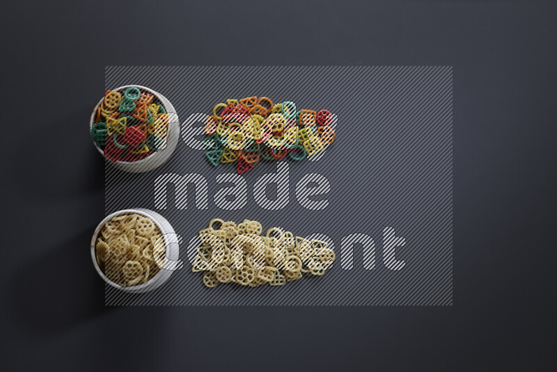 بقوليات في أوعية فخارية علي خلفية رمادية