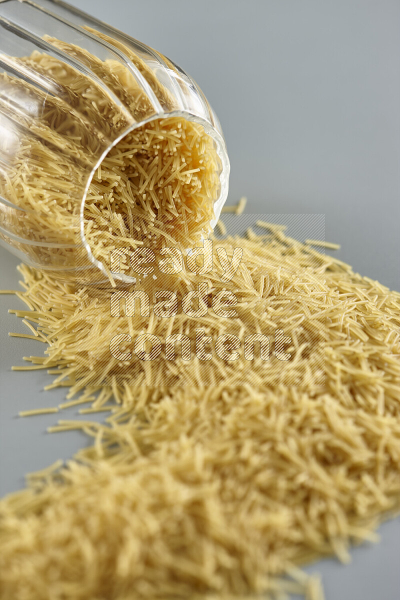 وعاء مقلوب مملوء بالمعكرونة علي خلفية زرقاء