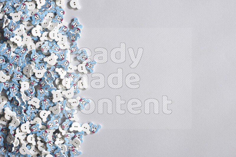 أزرار متعددة اﻷلوان موضوعة علي خلفية رمادية