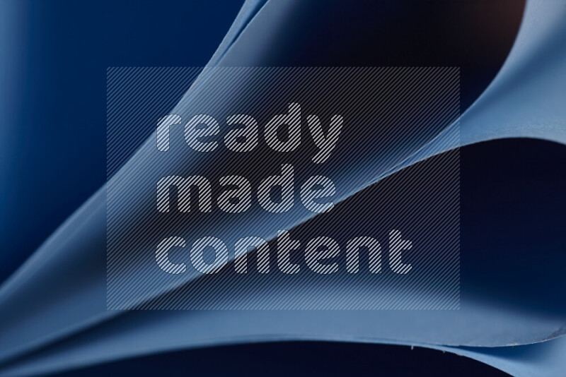 فن تجريدي يعرض المنحنيات المرتبة للأوراق باللون الأزرق